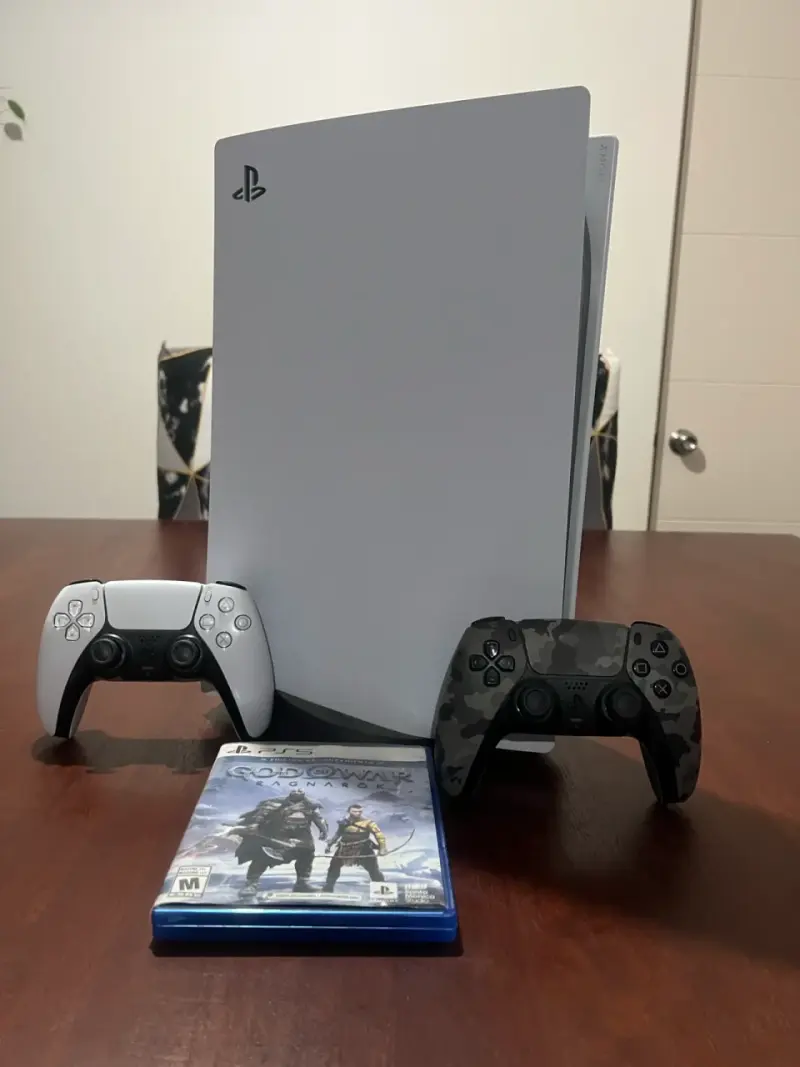 Consola PlayStation 5 con dos controles y juego