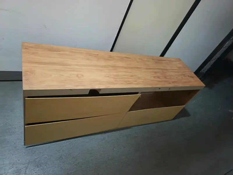 Mueble de madera con cajones udado - 1