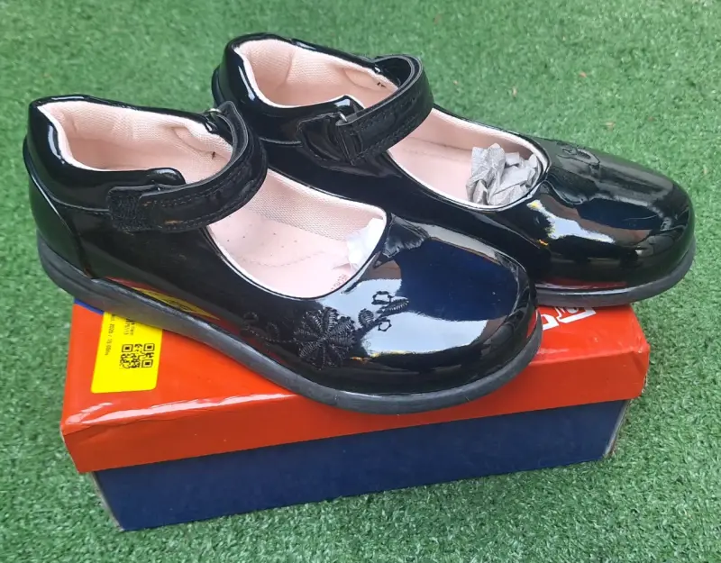 Zapatos de charol negros para niña con velcro