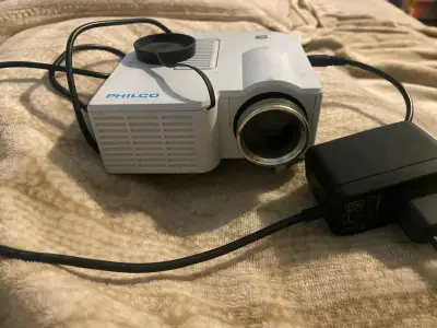 Proyector Philco compacto con adaptador - miniatura 1