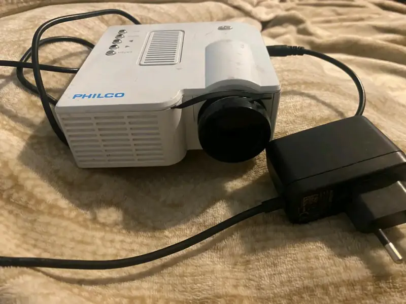 Proyector Philco compacto con adaptador - 2