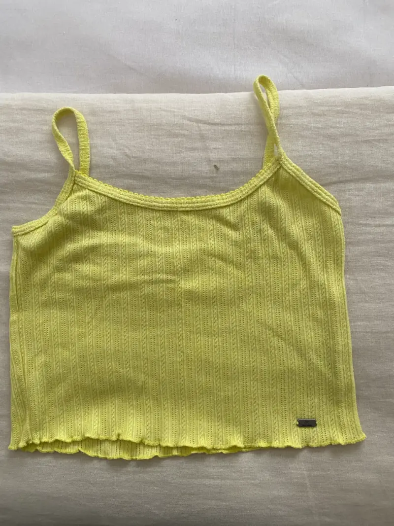 Top de tirantes amarillo claro