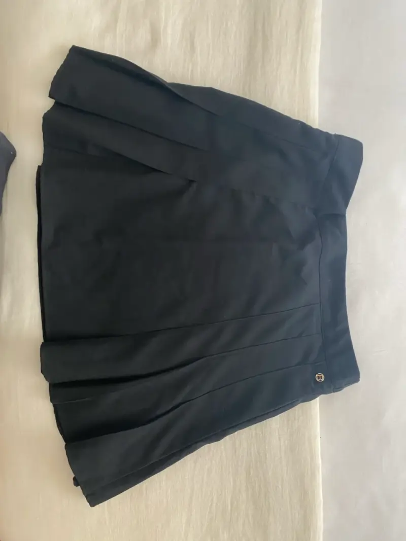 Falda plisada negra elegante
