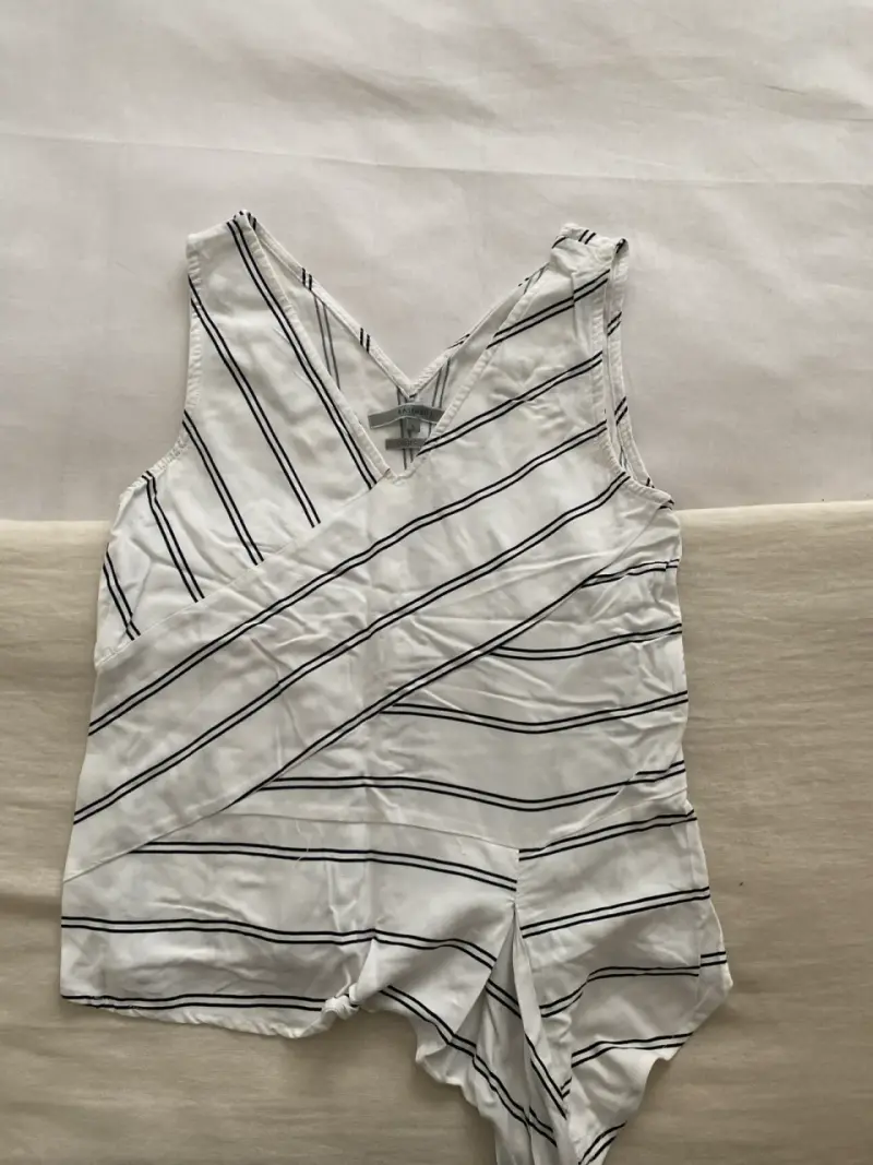 Blusa sin mangas a rayas blancas y negras