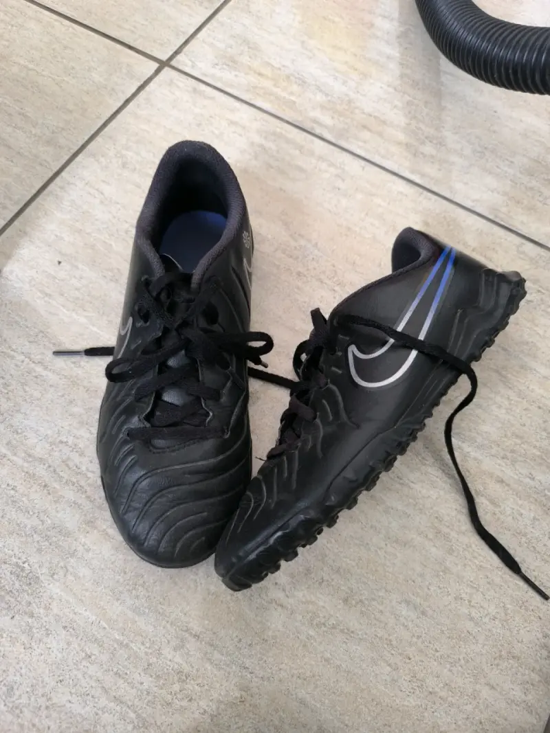 Zapatillas deportivas negras para fútbol