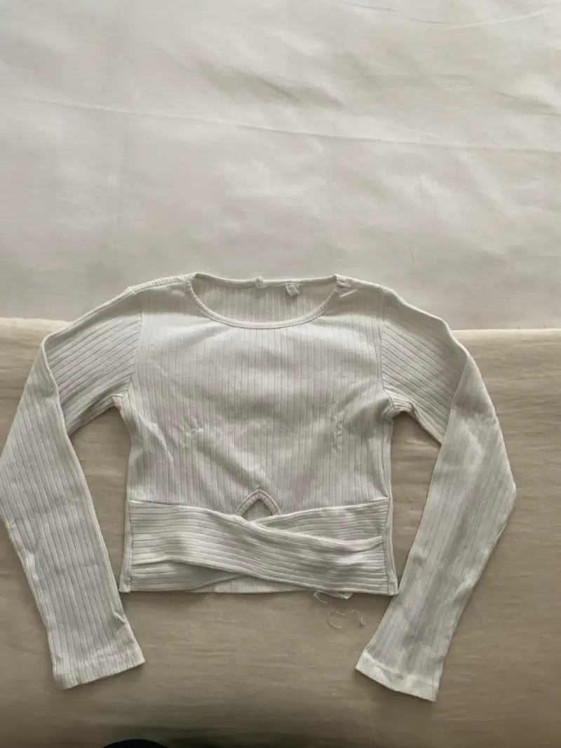 Polera blanca de manga larga con diseño acanalado