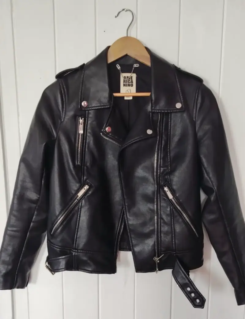 Chaqueta de cuero negra estilo biker