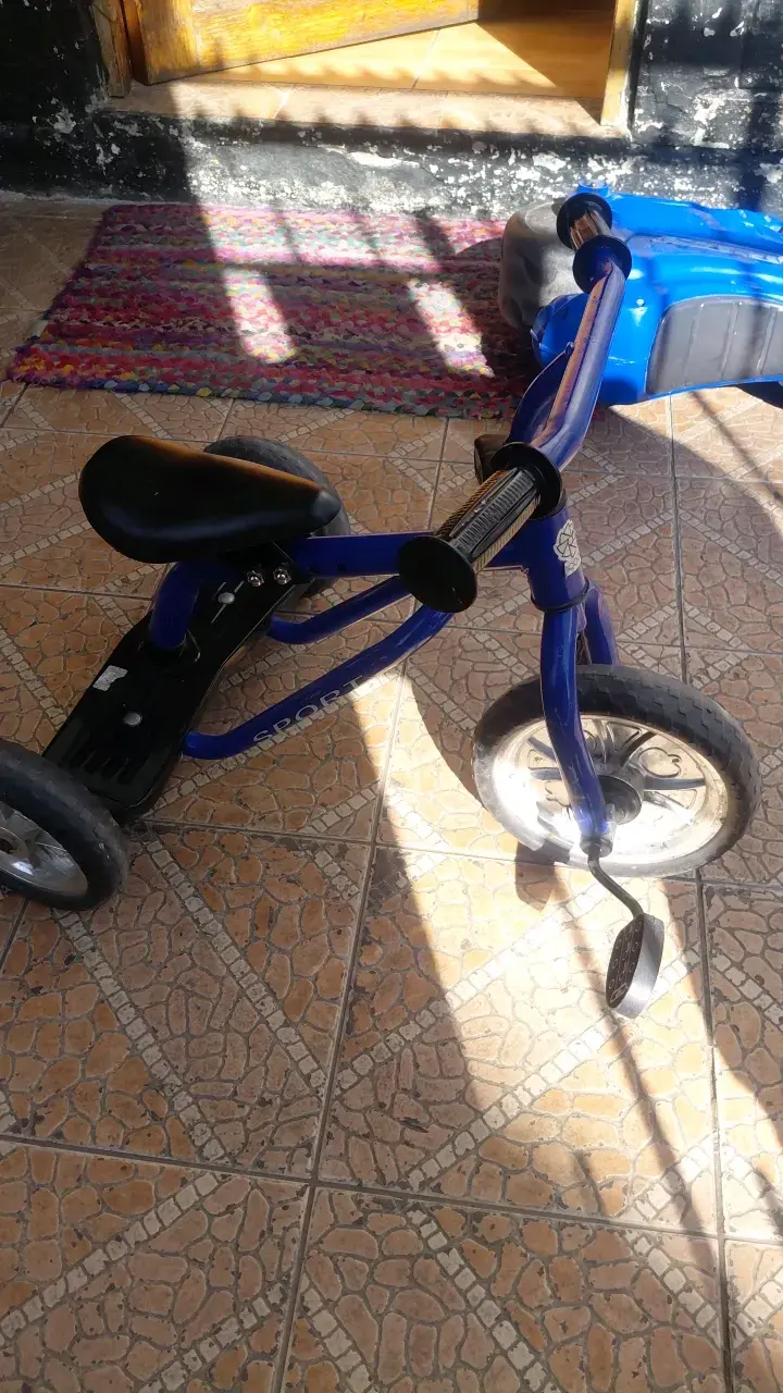 Triciclo infantil azul con pedales - 2