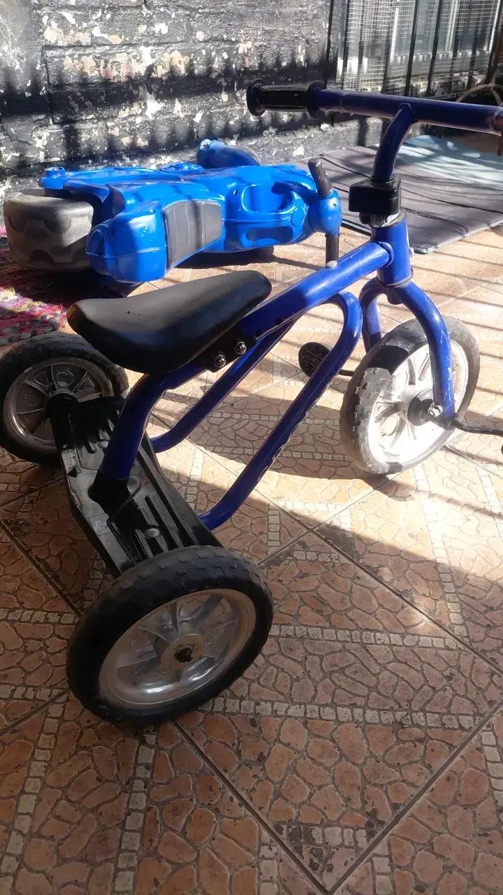 Triciclo infantil azul con pedales - 4