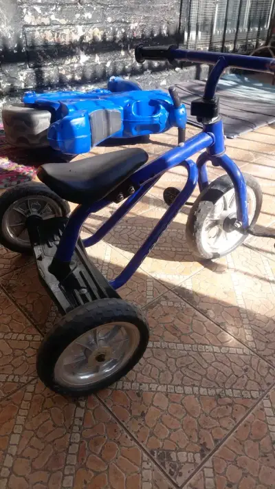 Triciclo infantil azul con pedales - miniatura 4