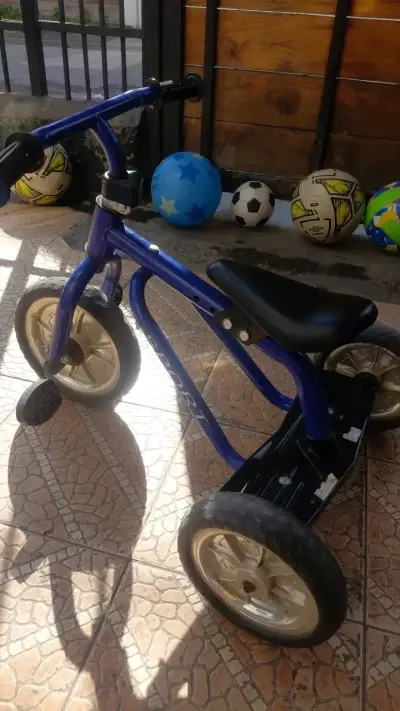 Triciclo infantil azul con pedales - miniatura 5