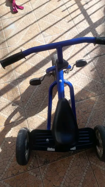 Triciclo infantil azul con pedales - miniatura 6