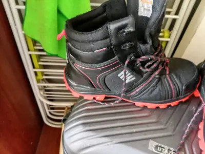 Botas de montaña negras con detalles rojos - miniatura 1