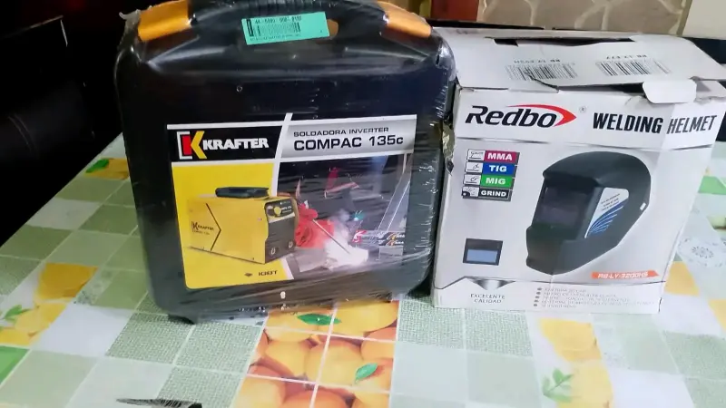 Soldadora Inverter Krafter Compac 135c con Máscara Redbo