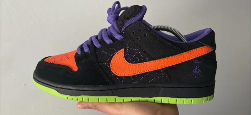 Zapatillas deportivas negras con detalles naranjas y morados - 1