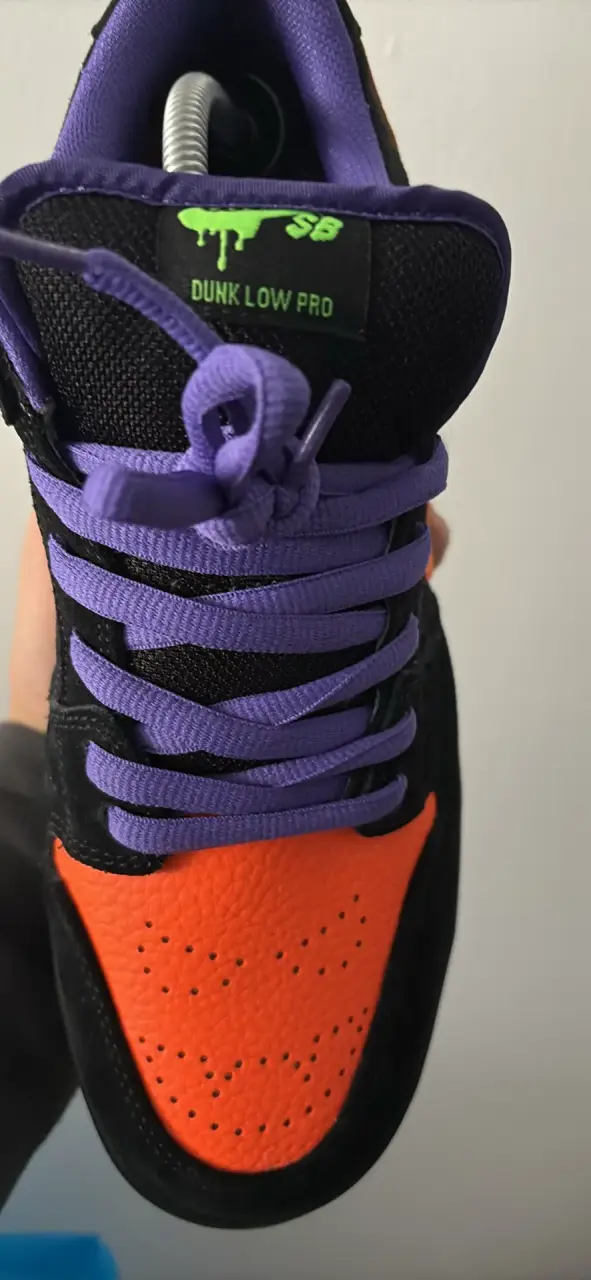 Zapatillas deportivas negras con detalles naranjas y morados - 2