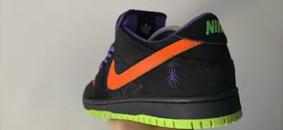 Zapatillas deportivas negras con detalles naranjas y morados - miniatura 5