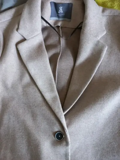 Abrigo beige elegante para mujer - miniatura 3
