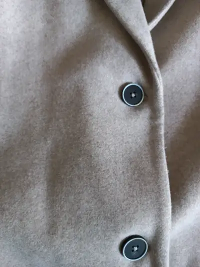 Abrigo beige elegante para mujer - miniatura 5