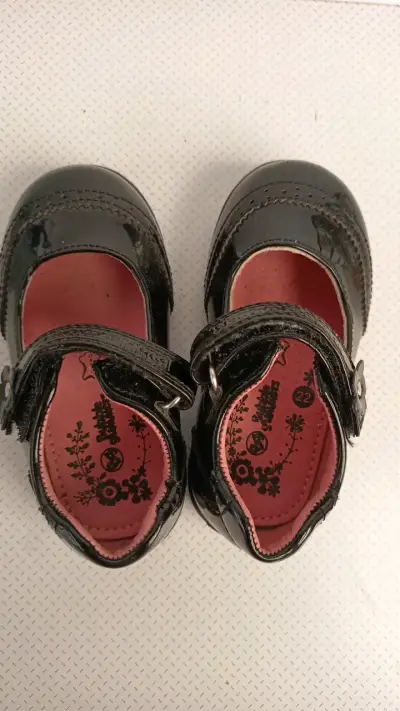 Zapatos de charol negro para niña talla 22 - miniatura 1