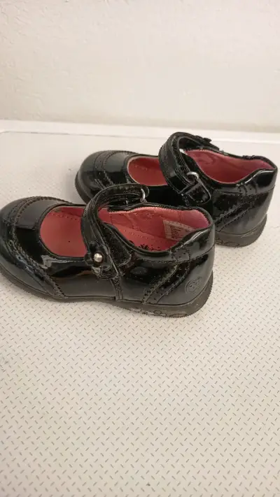 Zapatos de charol negro para niña talla 22 - miniatura 2