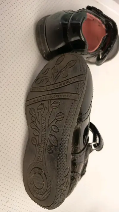 Zapatos de charol negro para niña talla 22 - miniatura 4