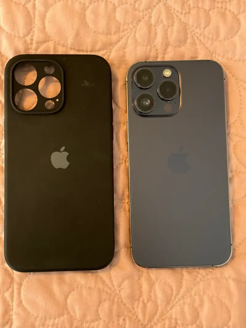 iPhone 14 pro max con funda protectora negra