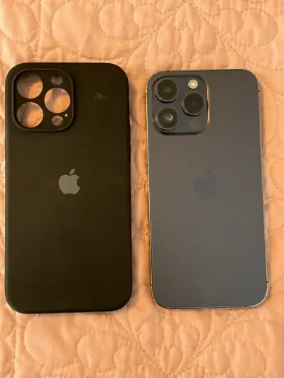 iPhone 14 pro max con funda protectora negra - miniatura 1