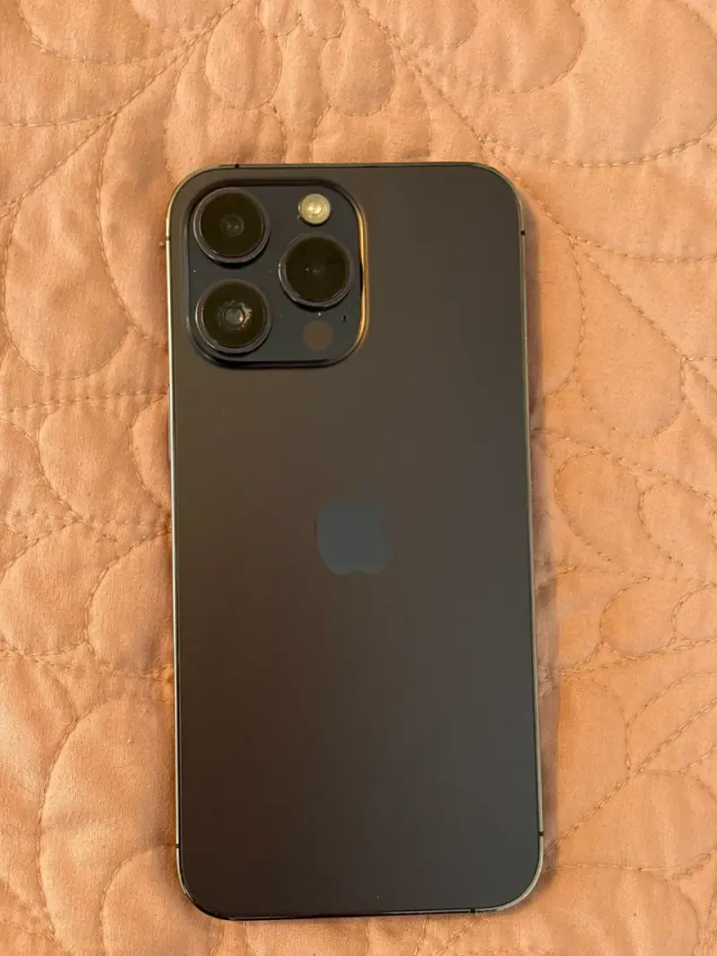 iPhone 14 pro max con funda protectora negra - 2