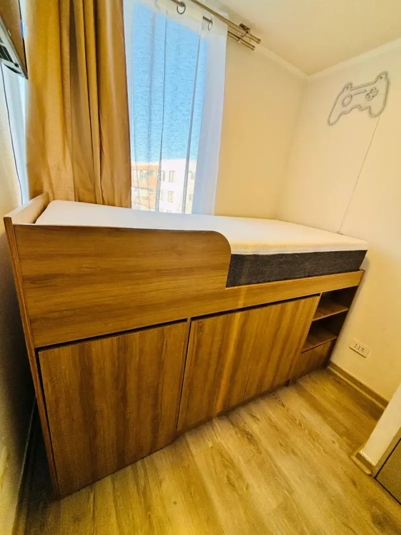 Cama 1 plaza con escritorio y estantes de madera - 2