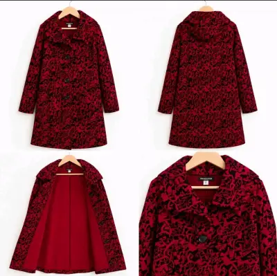 Abrigo rojo con diseño floral para mujer - miniatura 1