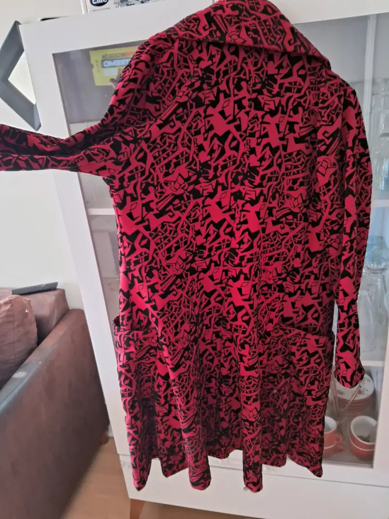 Abrigo rojo con diseño floral para mujer - 3