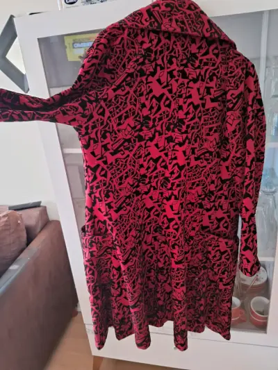 Abrigo rojo con diseño floral para mujer - miniatura 3