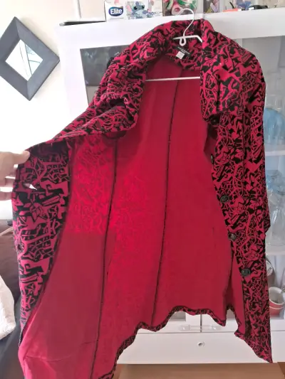Abrigo rojo con diseño floral para mujer - miniatura 4