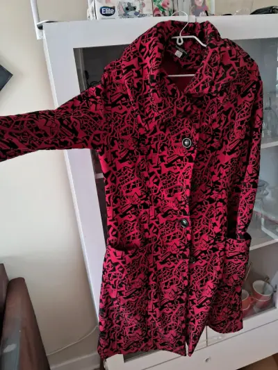 Abrigo rojo con diseño floral para mujer - miniatura 5