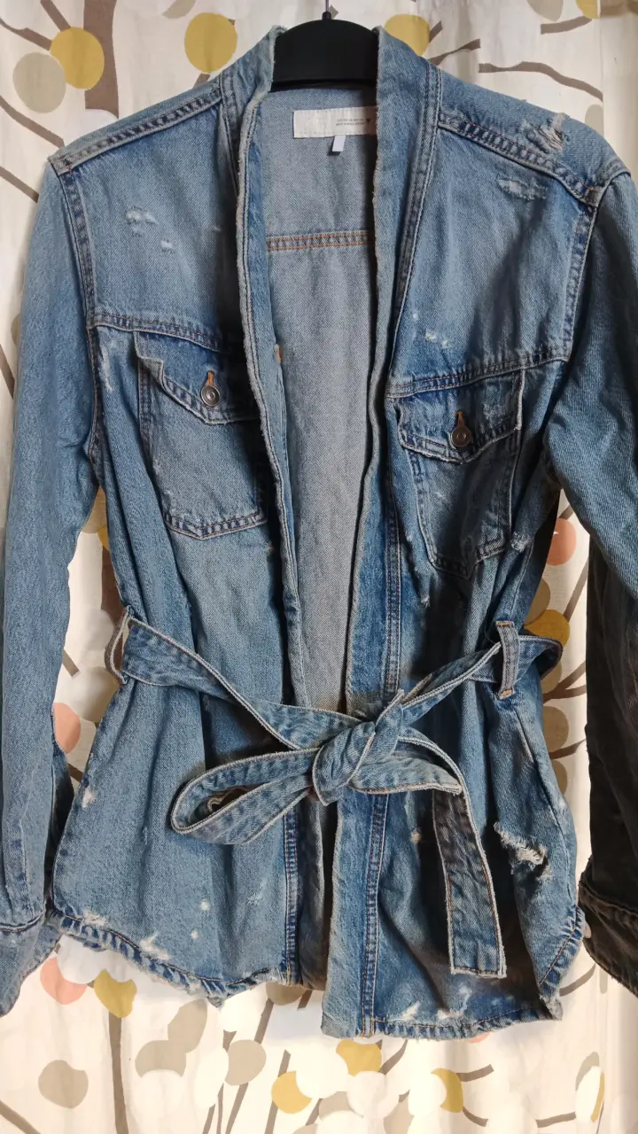 Chaqueta de mezclilla desgastada con cinturón