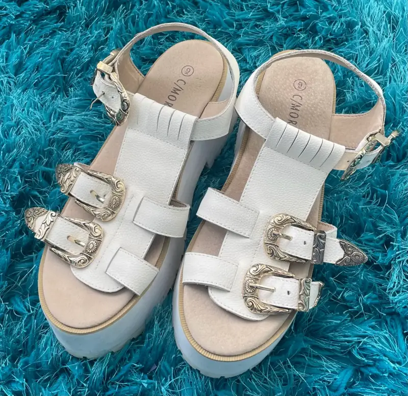 Sandalias blancas con hebillas decorativas - 1