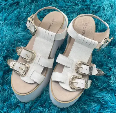 Sandalias blancas con hebillas decorativas - miniatura 1