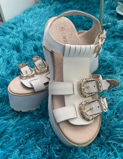 Sandalias blancas con hebillas decorativas - miniatura 2