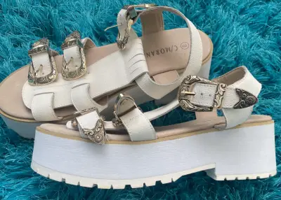 Sandalias blancas con hebillas decorativas - miniatura 3