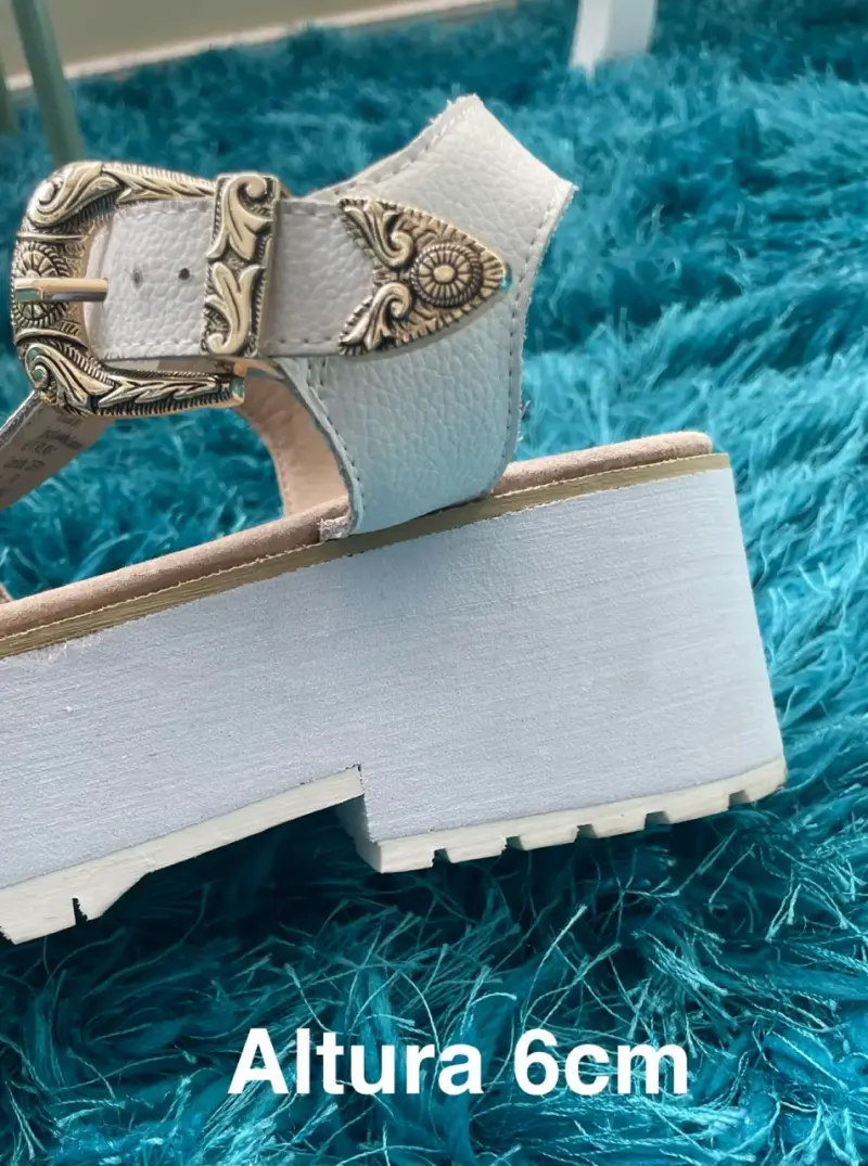 Sandalias blancas con hebillas decorativas - 4