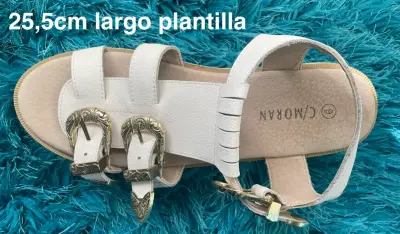 Sandalias blancas con hebillas decorativas - miniatura 5
