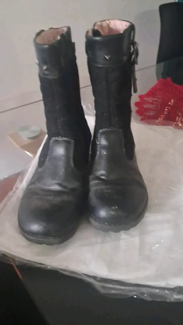 Botas negras de cuero con hebilla - 1