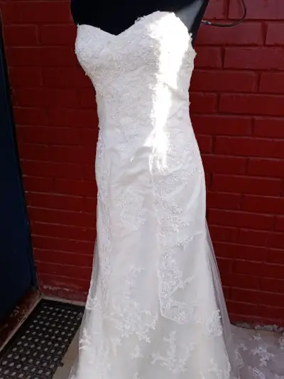 Vestido de novia blanco con encaje elegante - miniatura 1