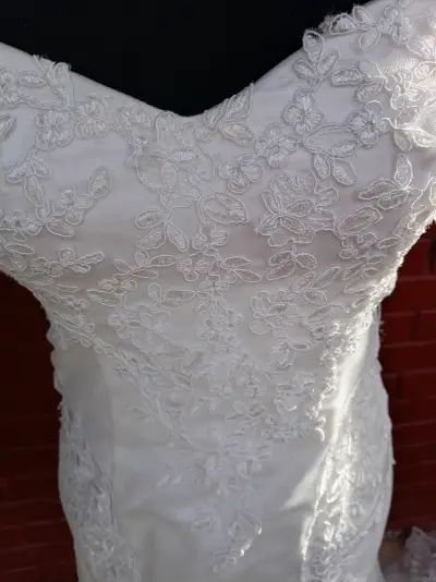 Vestido de novia blanco con encaje elegante - miniatura 3