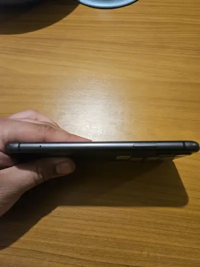 iPhone 11 negro en buen estado - miniatura 2