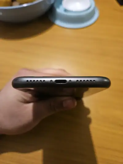 iPhone 11 negro en buen estado - miniatura 3