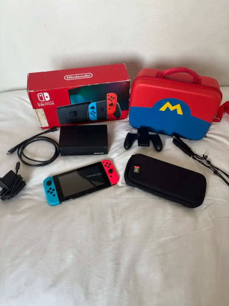 Nintendo Switch con accesorios y estuche Mario - 1