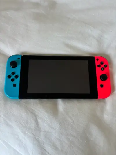 Nintendo Switch con accesorios y estuche Mario - miniatura 2
