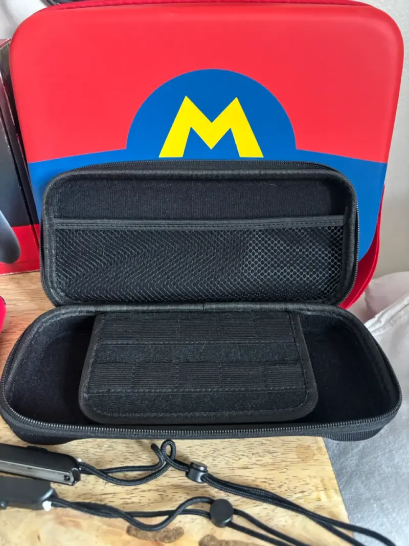 Nintendo Switch con accesorios y estuche Mario - 4